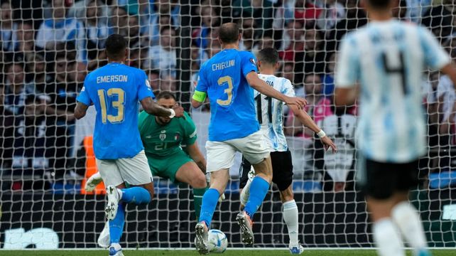 Di María se apresta a someter a Donnarumma al final del primer tiempo, para estirar a 2 a 0 la ventaja de Argentina sobre Italia.