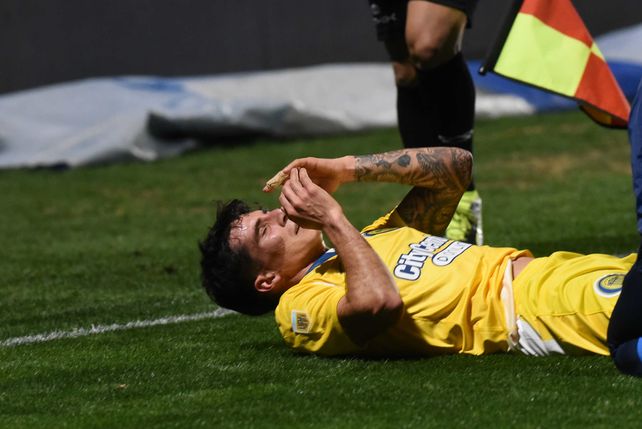 Francis Mac Allister debió ser reemplazado ante Belgrano en el primer tiempo por Lo Celso.
