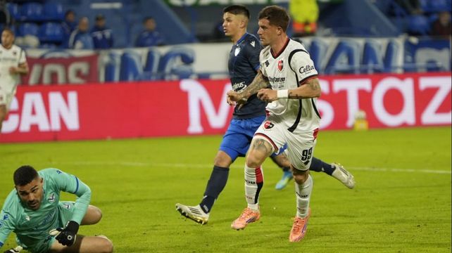 El Colo Ramírez ya palpita el desenlace tras la asistencia de Mazzantti. Fue el gol del empate de Newells ante Vélez.