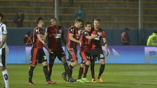 Los futbolistas de Newells celebran el gol de la apertura por los octavos de final de la Copa Argentina 2022.