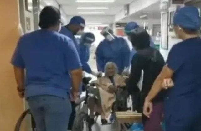 María, de 103 años, venció al coronavirus y recibió aplausos al salir del hospital