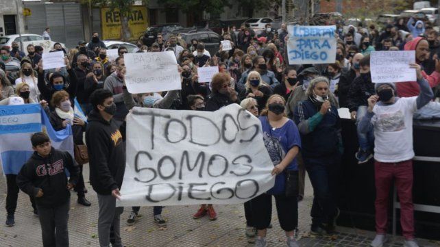 Los manifestantes reclamaron la libertad para el imputado.