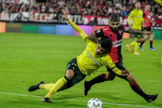 Flojo. Ever Banega no logró imponer su jerarquía con la pelota.