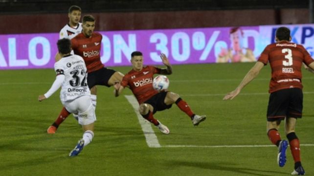 La primera joyita. Nacho volvió con todo. Tras recibir de Giani acomodó su zurdazo alto