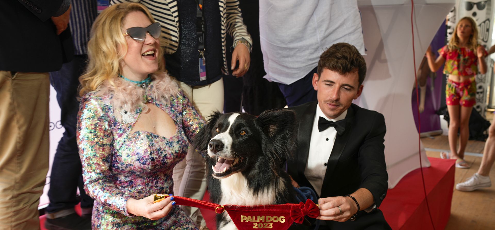 El border collie Stan simbólicamente decorado con un premio Palm Dog por la actuación del perro Messi en la película "Anatomy of a Fall" durante la 76° edición del Festival de Cine de Cannes en Cannes, el viernes 26 de mayo de 2023. (Foto AP/Daniel Cole ) El border collie Stan simbólicamente decorado con un premio Palm Dog por la actuación del perro Messi en la película "Anatomy of a Fall" durante la 76° edición del Festival de Cine de Cannes en Cannes, el viernes 26 de mayo de 2023. (Foto AP/Daniel Cole )