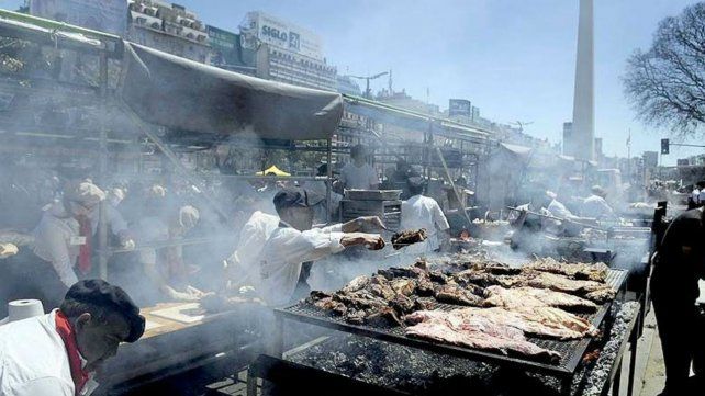 Los maestros parrilleros compiten por el título de mejor asador de la Argentina frente al Obelisco