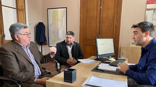 El secretario de Gestión de Registros Provinciales, Matías Figueroa Escauriza (derecha) junto a los dirigentes del Iapos y el Registro Civil.