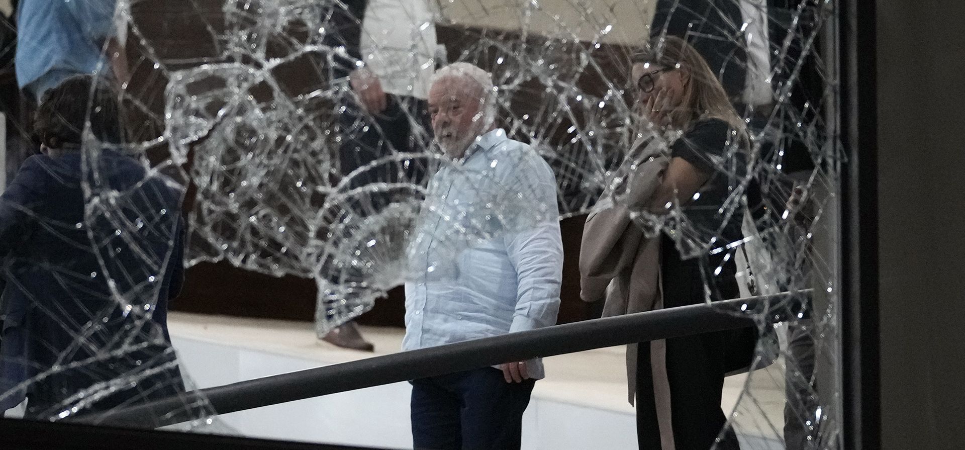 El presidente de Brasil, Luiz Inácio Lula da Silva, centro, inspecciona los daños en el Palacio de Planalto después de que fue asaltado por partidarios del expresidente de Brasil, Jair Bolsonaro, en Brasilia, Brasil, el domingo 8 de enero de 2023.  (Foto AP/Eraldo Peres)