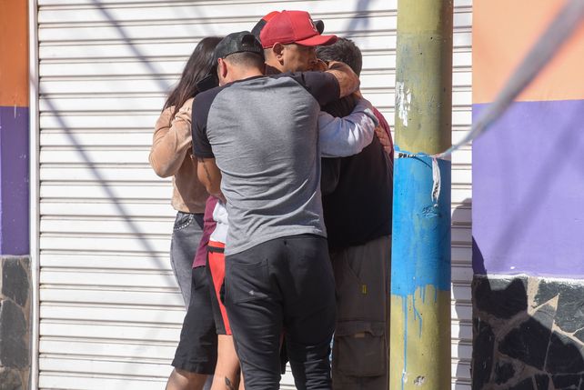 Familiares y amigos de Solohaga lloran su perdida a metros de la escena del crimen. Su cuerpo tenía 18 orificios.