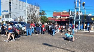 Los chicos realizaron una manifestación en la Avenida San Lorenzo durante la tarde. (Foto Diario Río Uruguay)