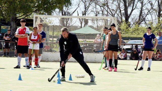 El DT de Las Leonas estuvo en Concepción del Uruguay y brindó una charla