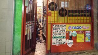 El maxi kiosco con sucursal de Pago Fácil de Entre Ríos al 1300. Un vecino llamó al 911. Llegó la policía y el delincuente se escondió en el baño.&nbsp;