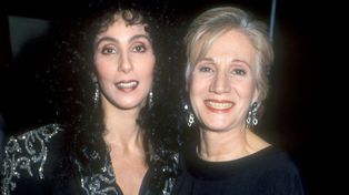 Cher y Olympia Dukakis, las estrellas de “Hechizo de Luna”, recibieron los Oscar a mejor actriz y mejor actriz de reparto en 1988.