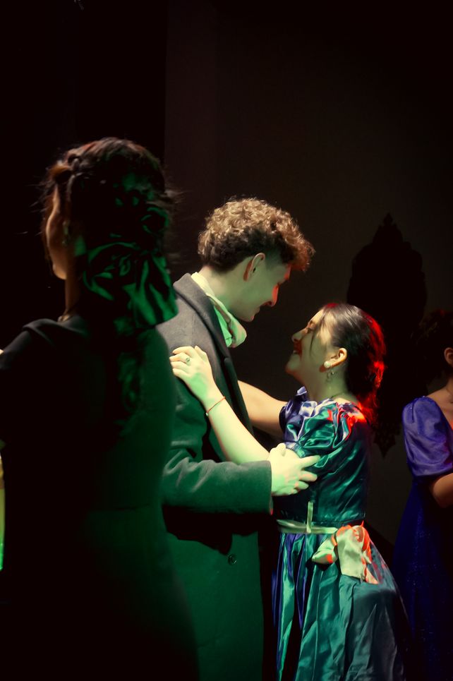 En el regency ball rosarino el público es variopinto: parejas, jovenes amigas, grupos de mujeres de entre 40 y 50 años, madres que acompañan a sus hijas y hasta una familia que llevó a su bebé con un traje de época. 