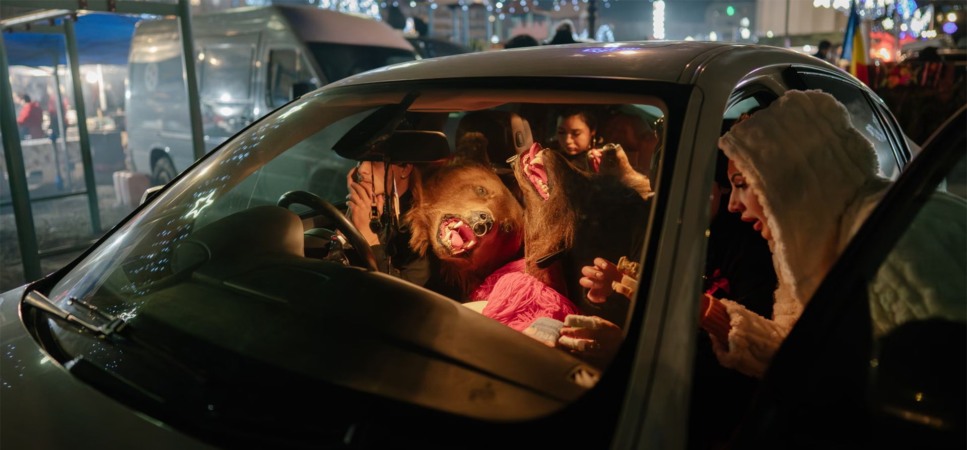 Bailarines abandonan el Festival del Oso (Festivalul Ursilor), una tradición centenaria de Moldavia en la que bailarines vestidos con peles de oso pesadas realizan rituales guiados por tambores alrededor de Navidad y Año Nuevo, una práctica que antes implicaba osos vivos y simboliza la renovación, la buena fortuna y la ahuyenta de los malos espíritus, Comneti, Rumanía. Fotografía: Andrei Pungovschi/Getty Images Bailarines abandonan el Festival del Oso (Festivalul Ursilor), una tradición centenaria de Moldavia en la que bailarines vestidos con peles de oso pesadas realizan rituales guiados por tambores alrededor de Navidad y Año Nuevo, una práctica que antes implicaba osos vivos y simboliza la renovación, la buena fortuna y la ahuyenta de los malos espíritus, Comneti, Rumanía. Fotografía: Andrei Pungovschi/Getty Images