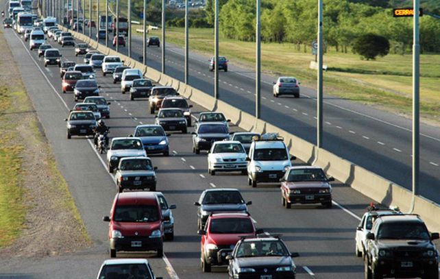 Otro automovilista que circulaba por la autopista y vio al chico al mando del rodado dio aviso a la Policía