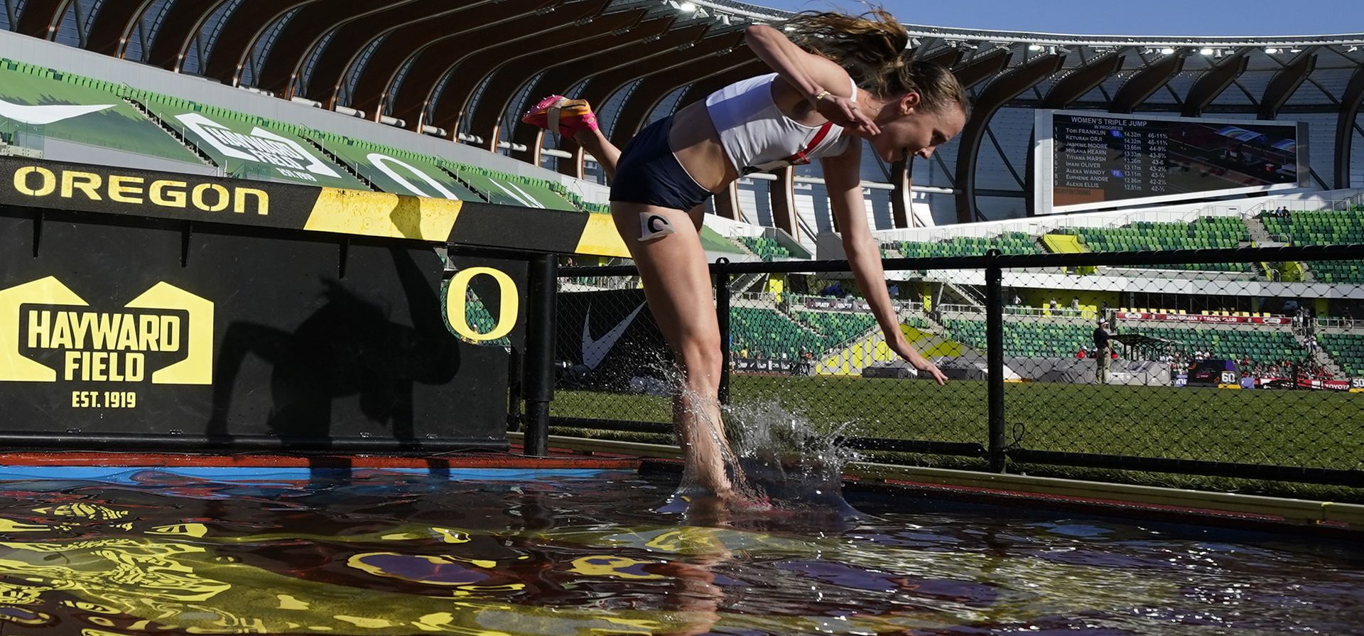 Meredith Rizzo se cae durante la primera ronda de la carrera de obstáculos de 3000 metros de mujeres durante los campeonatos de pista y campo de EE. UU. en Eugene, Oregon, el jueves 6 de julio de 2023. (Foto AP/Ashley Landis) Meredith Rizzo se cae durante la primera ronda de la carrera de obstáculos de 3000 metros de mujeres durante los campeonatos de pista y campo de EE. UU. en Eugene, Oregon, el jueves 6 de julio de 2023. (Foto AP/Ashley Landis)