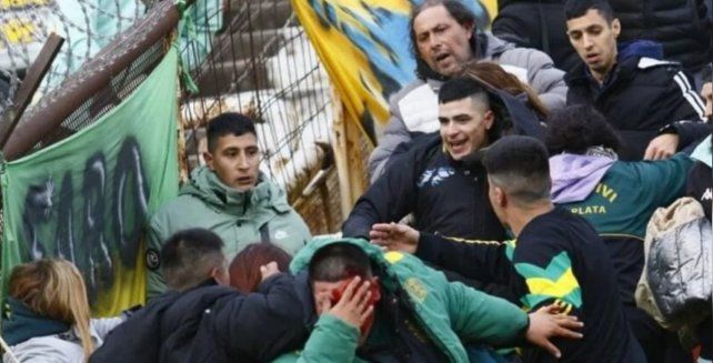 Las agresiones se dieron en el primer tiempo ante Newells en la cabecera popular de Aldosivi.