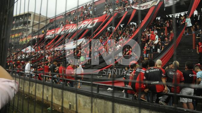 La barrabrava tiró tres bombas de estruendo y el árbitro suspendió Colón-Vélez