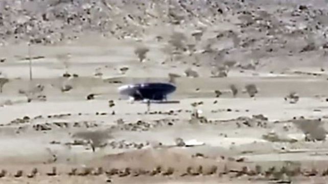 No se sabe si es real, pero seguro es viral: video de ET y OVNI en Arabia Saudita