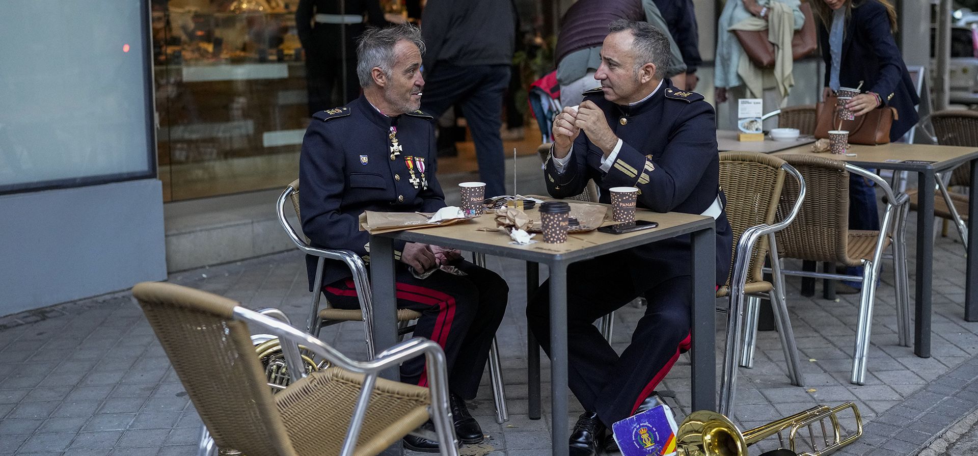 Miembros de la Guardia Real toman un café antes de un desfile militar en la fiesta nacional conocida como "Día de la Hispanidad" en Madrid, España, el miércoles 12 de octubre de 2022.
