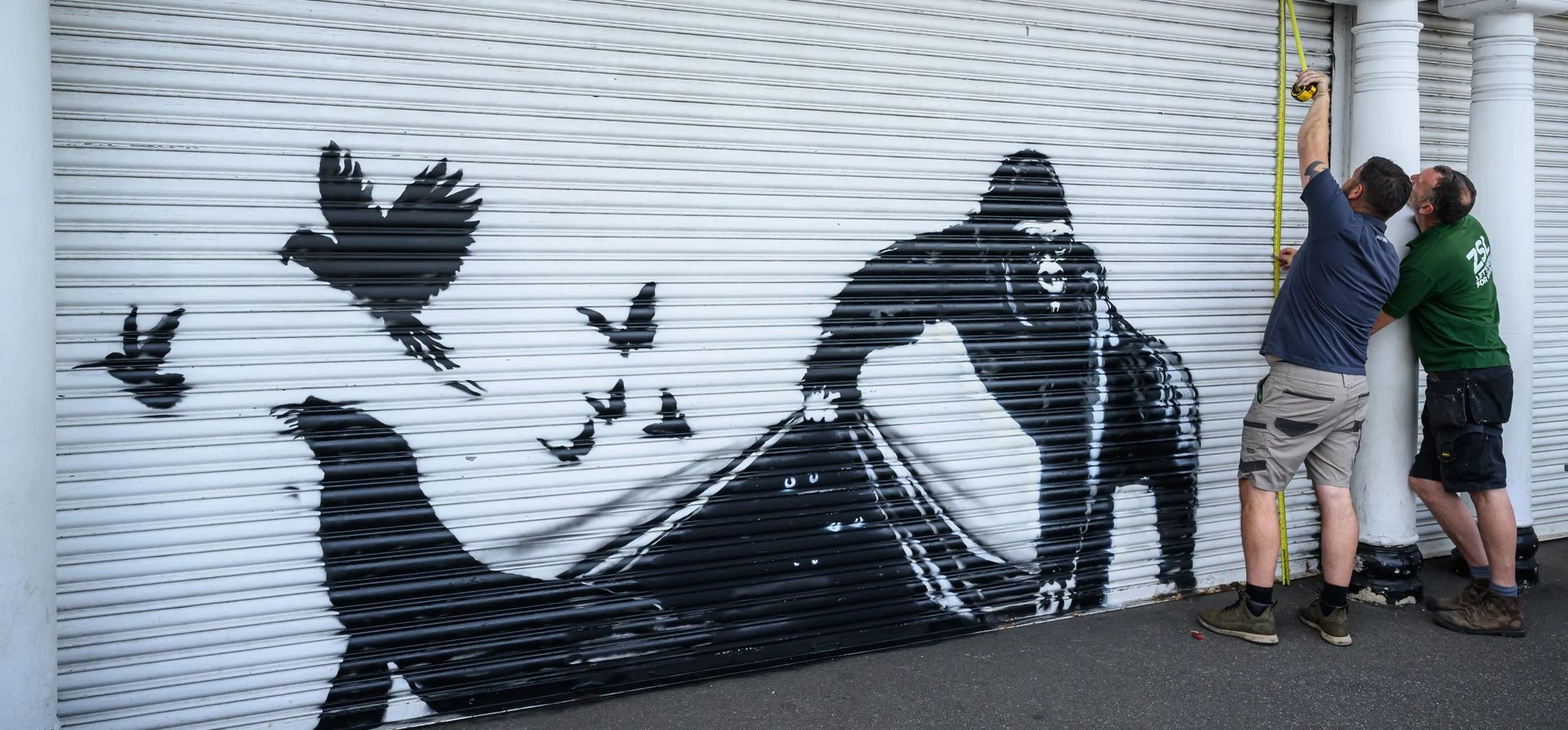 El personal del zoológico de Londres mide un mural del artista callejero Banksy, que ha pintado una serie de obras de arte con temática animal en la capital, Londres, Reino Unido. Fotografía: Leon Neal/Getty Images El personal del zoológico de Londres mide un mural del artista callejero Banksy, que ha pintado una serie de obras de arte con temática animal en la capital, Londres, Reino Unido. Fotografía: Leon Neal/Getty Images