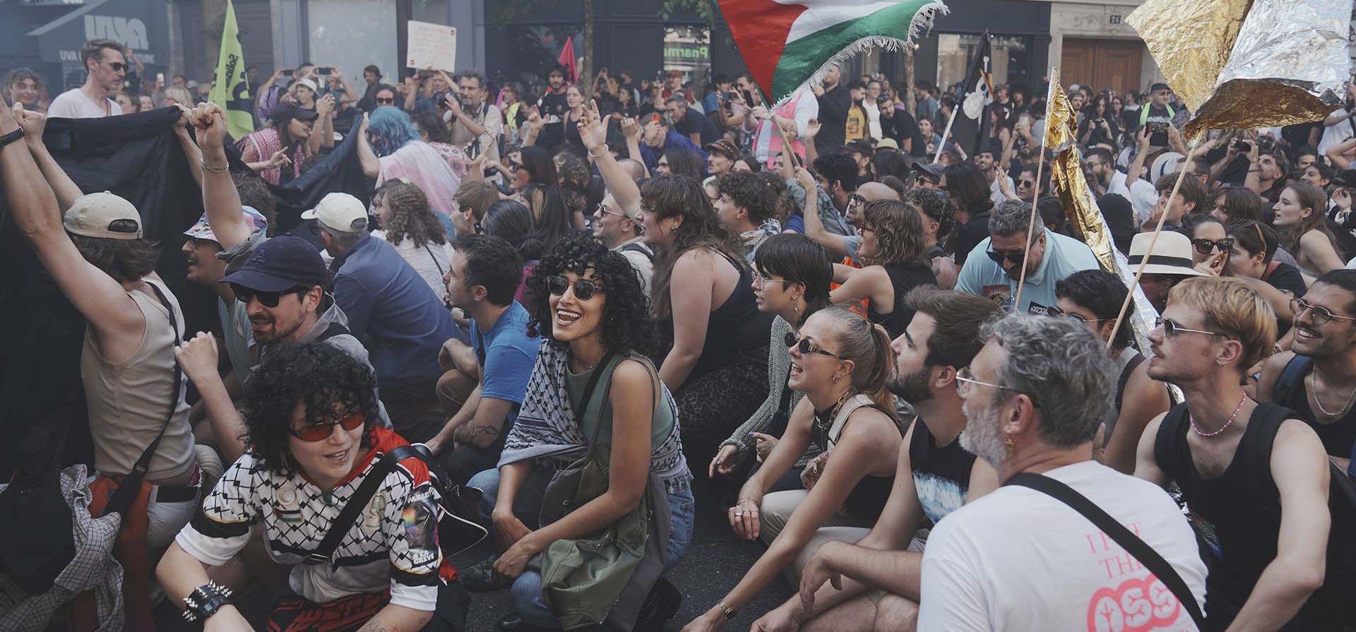 Manifestantes asisten a una manifestación convocada por los principales sindicatos para oponerse a los recortes presupuestarios, en París, Francia, el jueves 18 de septiembre de 2025. (Foto AP/Thibault Camus) Manifestantes asisten a una manifestación convocada por los principales sindicatos para oponerse a los recortes presupuestarios, en París, Francia, el jueves 18 de septiembre de 2025. (Foto AP/Thibault Camus)