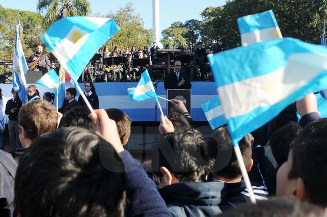 Los alumnos de la Ciudad prometieron lealtad a la Bandera argentina