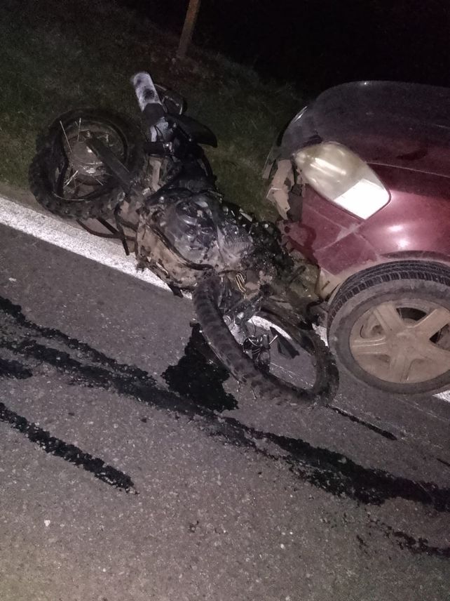 Un automovilista de 24 años chocó contra la moto que había quedado tirada.