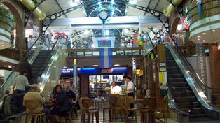 Operativo municipal en un supermercado de la Recoleta