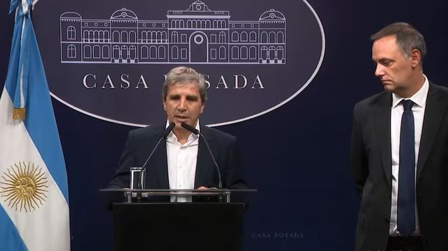 El ministro de Economía, Luis Caputo, y el vocero presidencial Manuel Adorni anunciaron el jubileo para los tenedores de dólares sin declarar.