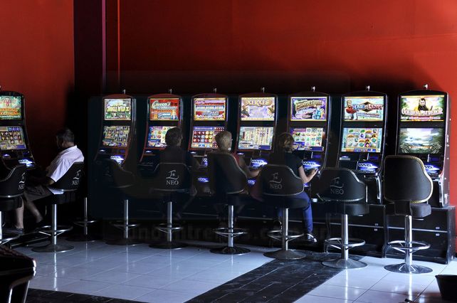 Prohibirían ir a salas de juego a los titulares de planes sociales