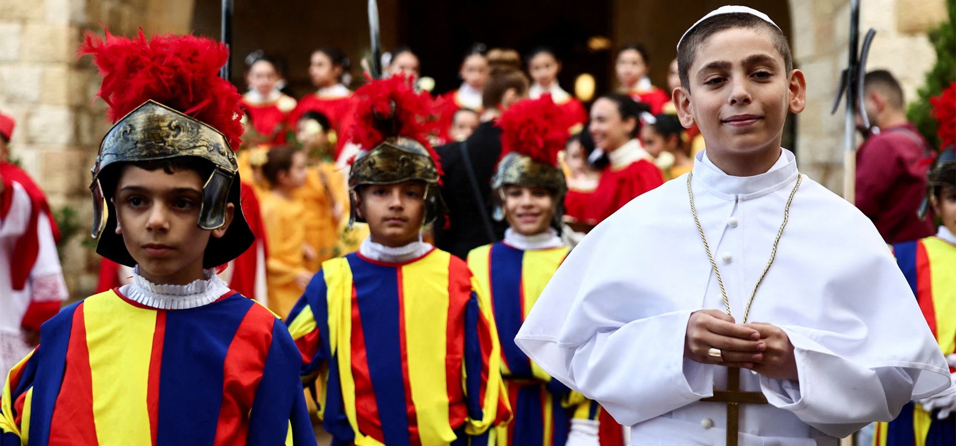Un niño vestido como el papa, y otros como sus protectores, los Guardias Suizos, se reúnen el día en que el Papa León XIV visita el hospital psiquiátrico De La Croix durante su primer viaje apostólico, Jal el-Dib, Líbano. Fotografía: Yara Nardi/Reuters Un niño vestido como el papa, y otros como sus protectores, los Guardias Suizos, se reúnen el día en que el Papa León XIV visita el hospital psiquiátrico De La Croix durante su primer viaje apostólico, Jal el-Dib, Líbano. Fotografía: Yara Nardi/Reuters