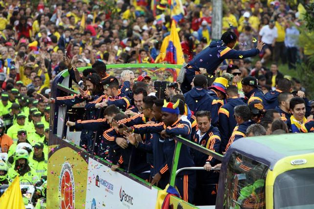 Pekerman y la selección de Colombia fueron recibidos como héroes