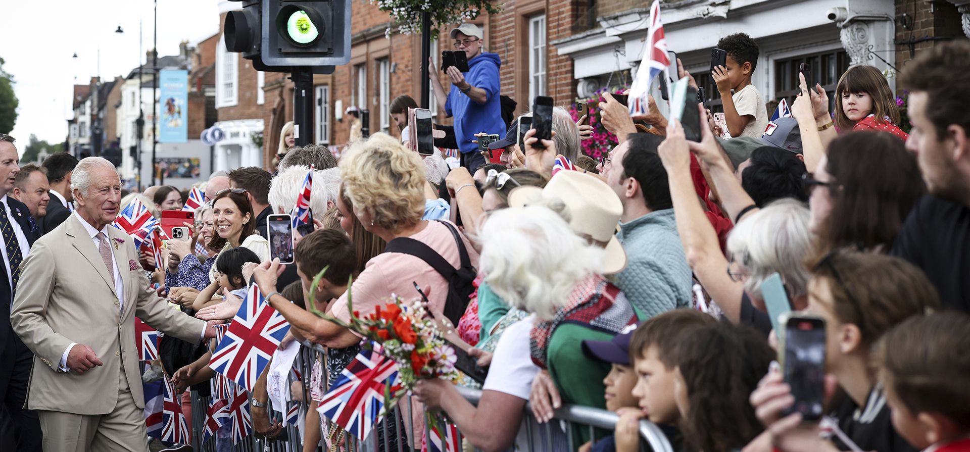 El rey Carlos III de Gran Bretaña se reúne con simpatizantes durante un paseo por Newmarket, Inglaterra, el martes 22 de julio de 2025. (Darren Staples/Pool Photo vía AP) El rey Carlos III de Gran Bretaña se reúne con simpatizantes durante un paseo por Newmarket, Inglaterra, el martes 22 de julio de 2025. (Darren Staples/Pool Photo vía AP)