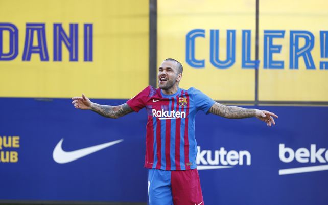 Dani Alves posa con su nueva camiseta del equipo durante su presentación oficial con el FC Barcelona en Barcelona