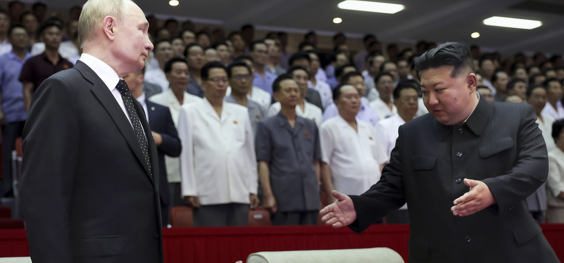 El presidente ruso Vladimir Putin, izquierda, y el líder de Corea del Norte, Kim Jong Un, llegan para asistir a un concierto de gala en Pyongyang, Corea del Norte, el miércoles 19 de junio de 2024. (Gavriil Grigorov, Sputnik, Kremlin Pool Photo vía AP) El presidente ruso Vladimir Putin, izquierda, y el líder de Corea del Norte, Kim Jong Un, llegan para asistir a un concierto de gala en Pyongyang, Corea del Norte, el miércoles 19 de junio de 2024. (Gavriil Grigorov, Sputnik, Kremlin Pool Photo vía AP)