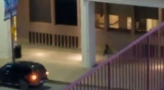 Un video muestra cuando el tirador de Dallas rodea a un policía y lo mata a sangre fría