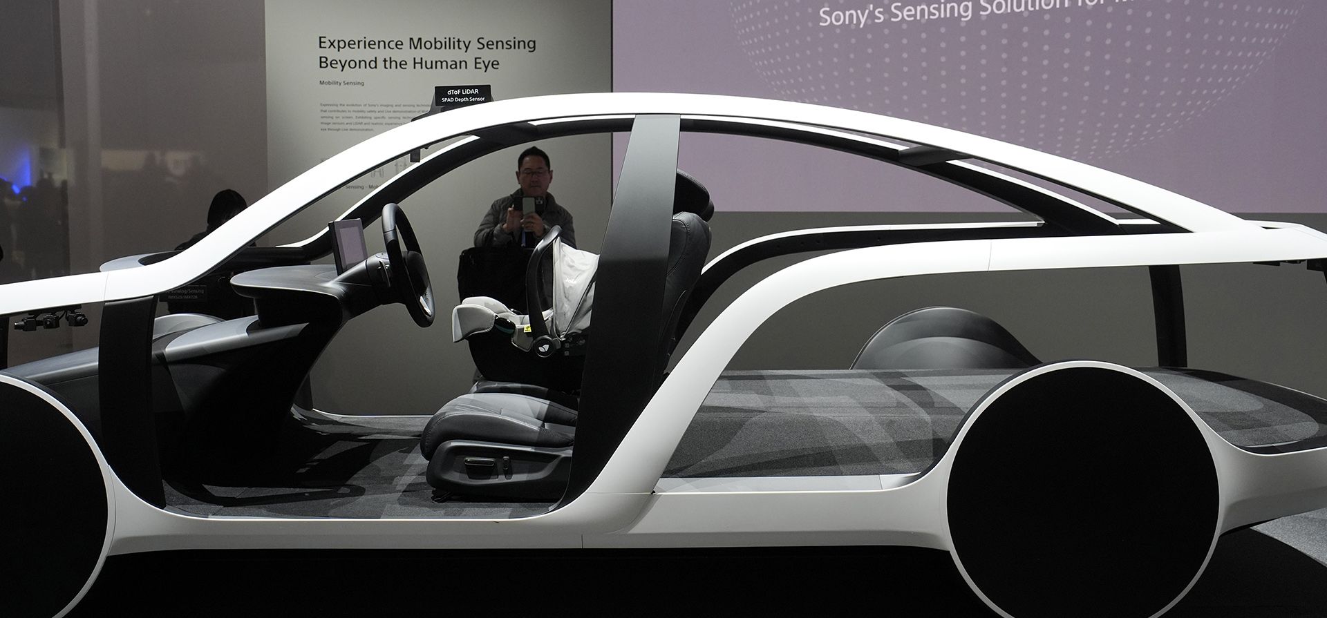 Una persona fotografía una exhibición de tecnología de imágenes y sensores para automóviles en el stand de Sony antes de la feria tecnológica CES el lunes 8 de enero de 2024 en Las Vegas. (Foto AP/John Locher)