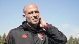 Sebastián Méndez asumió el momento complejo de Newells.