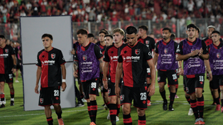 Los futbolistas de Newells se retiran luego de la derrota contra Estudiantes de La Plata.