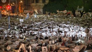 Una multitud desbordó Plaza de Mayo y la pintó de blanco con los pañuelos