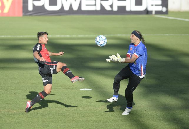 Palacios intenta ante el arquero rival.&nbsp;