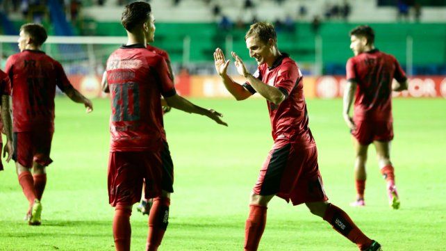 Ferreira celebra con ese particular gesto con Pittón