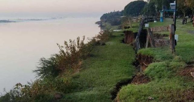 La profunda grieta que se abri&oacute; en el paseo ribere&ntilde;o en Puerto Gaboto