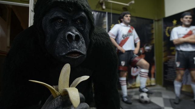 King Kong es otra de las figuras. Detrás se aprecian las estatuar de Enzo Francéscoli y Ariel Ortega.