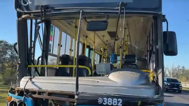 Un colectivero de Rosario Bus chocó contra un camión en la autopista Rosario-Santa Fe