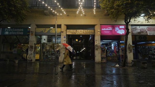 10.55 de la mañana, por momentos el cielo se oscureció y dejó una imagen de nocturnidad en la peatonal Córdoba.