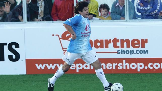 Diego Maradona en la cancha de Patronato