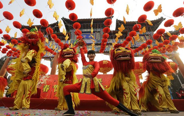 Festival. Artistas desarrollan ayer la danza del león frente a un templo de Beijing